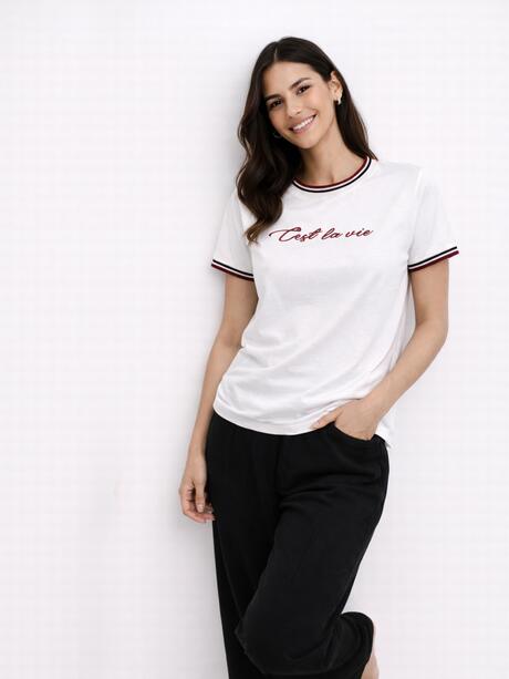 T-shirt z haftowanym napisem