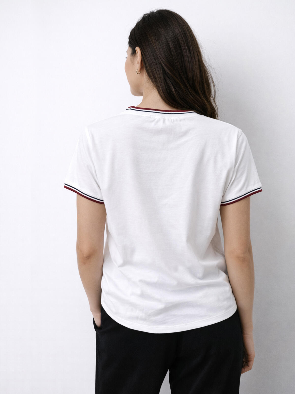 T-shirt z haftowanym napisem