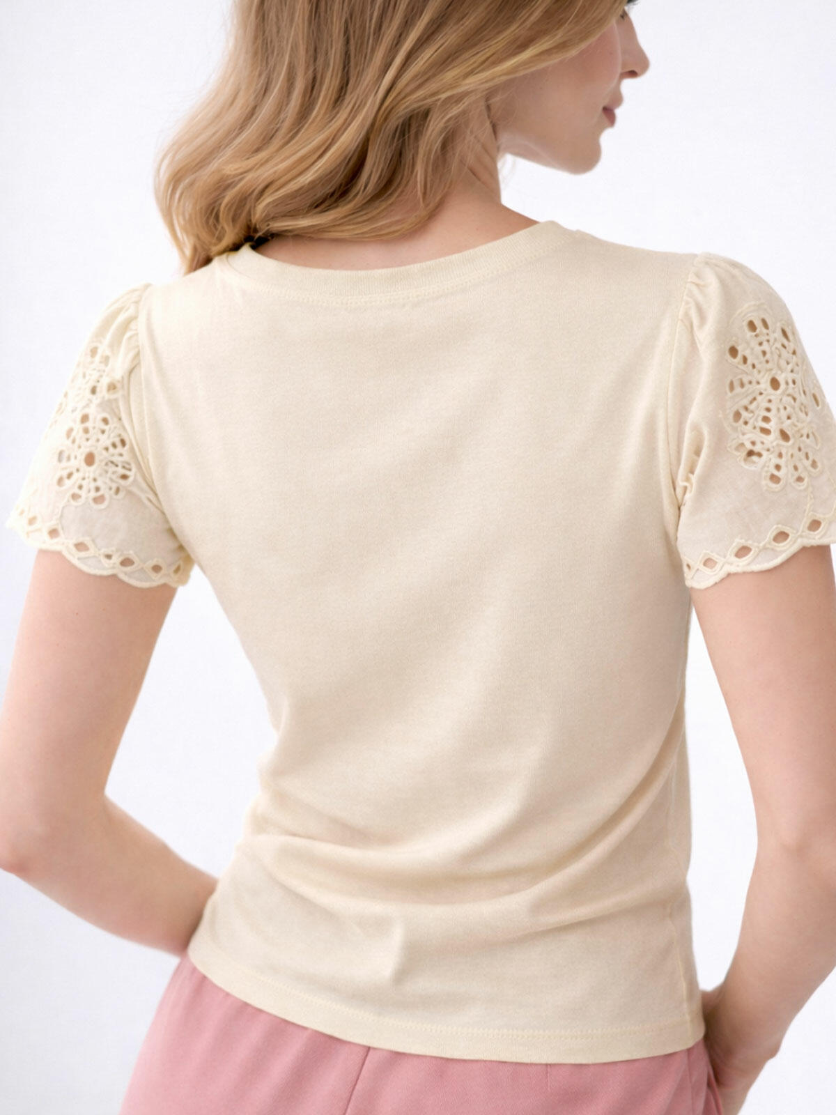 Bawełniana bluzka z ażurowym rękawem