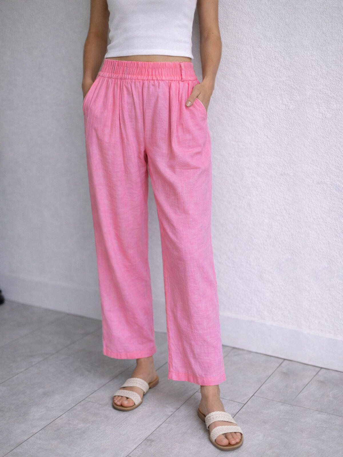 Materiałowe spodnie z kieszeniami