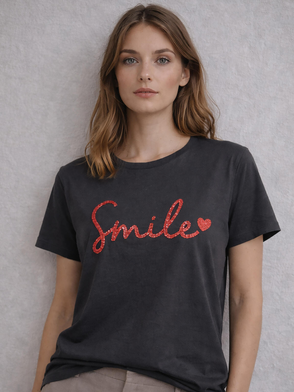 T-shirt z ozdobnym napisem