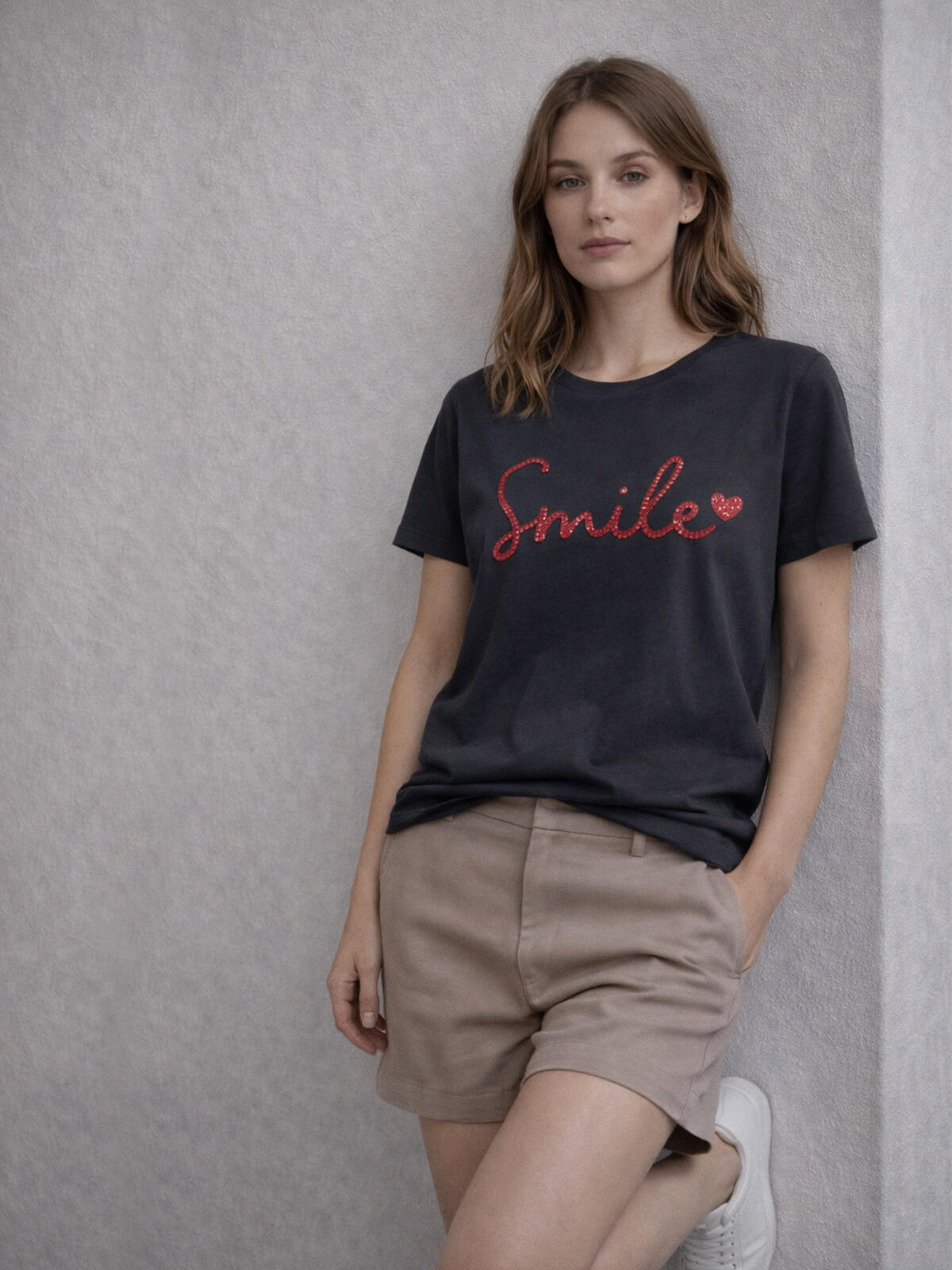 T-shirt z ozdobnym napisem