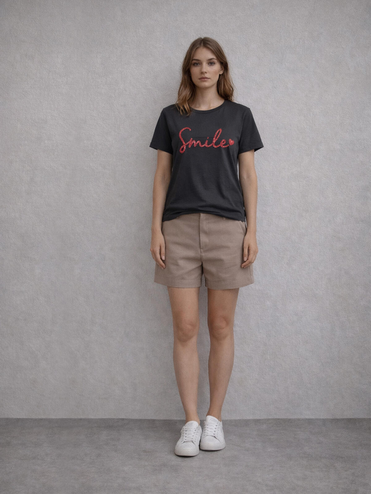 T-shirt z ozdobnym napisem