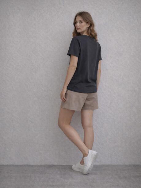 T-shirt z ozdobnym napisem