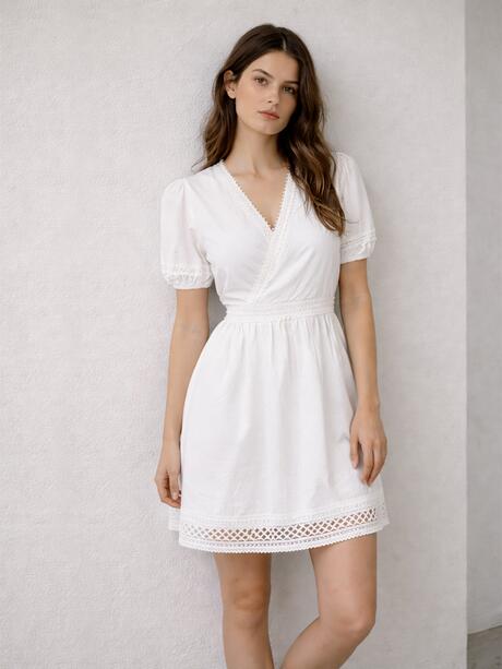 Sukienka z koronkowym zdobieniem