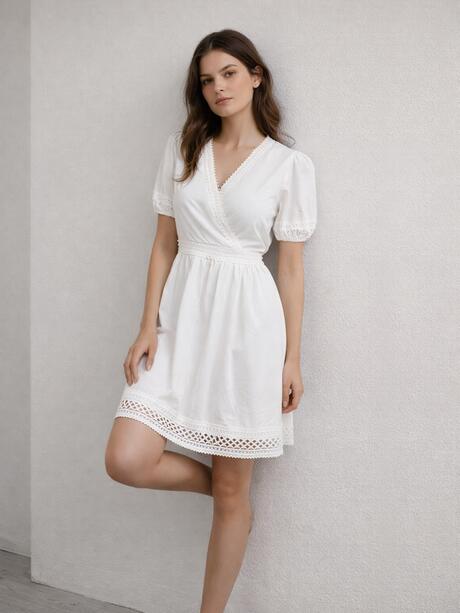 Sukienka z koronkowym zdobieniem