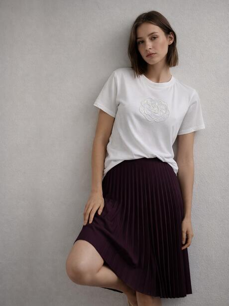 T-shirt z ozdobną aplikacją