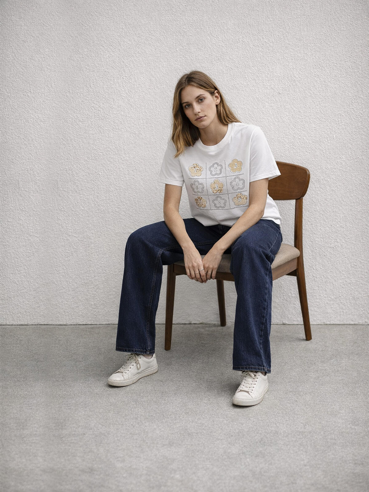 T-shirt z cekinami i kryształkami