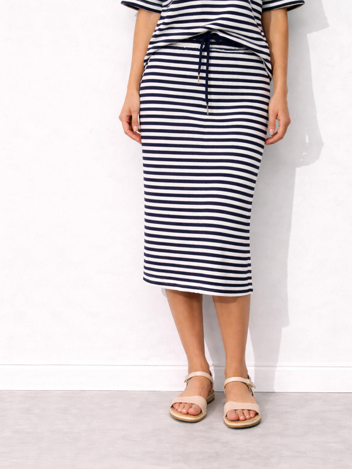 Spódnica midi z kieszeniami