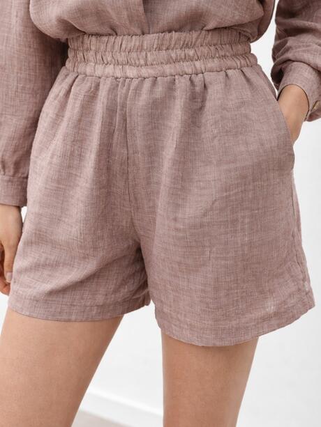 Materiałowe szorty z kieszeniami
