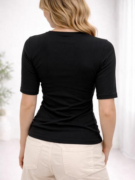 Bluzka z ozdobnym zapięciem