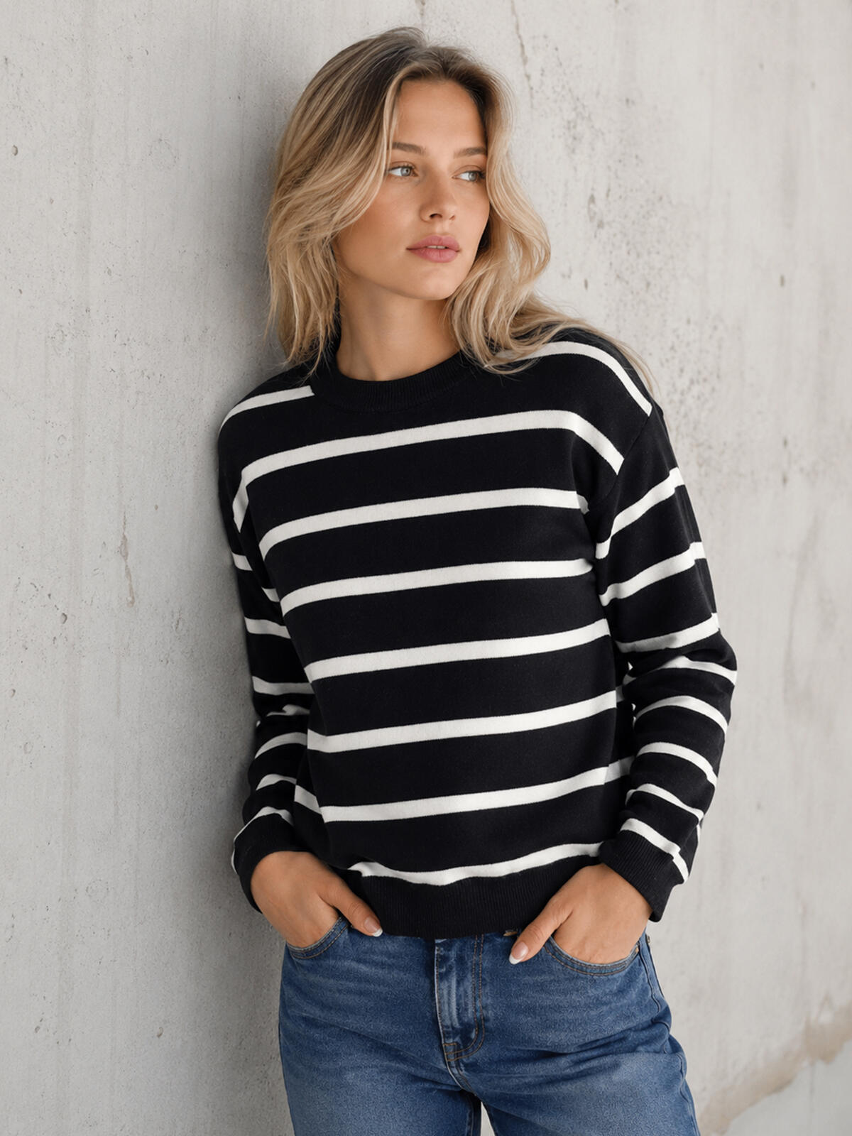 Sweter w paski z wiskozą