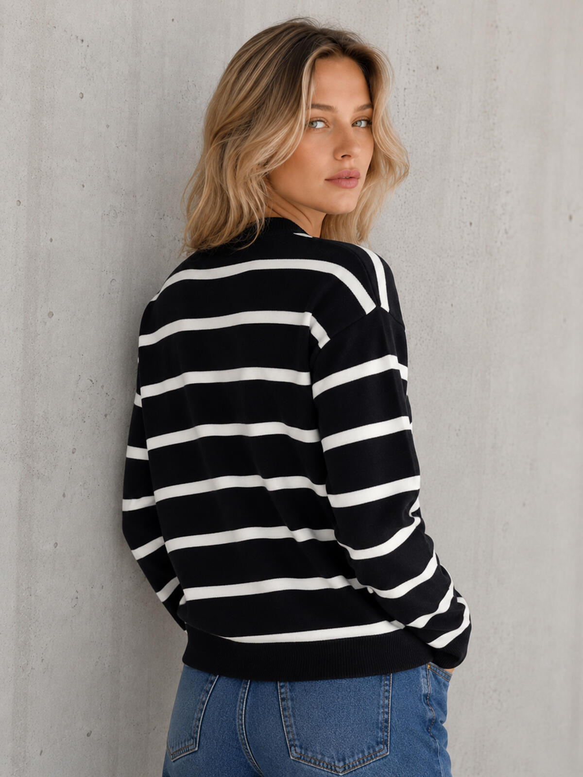 Sweter w paski z wiskozą