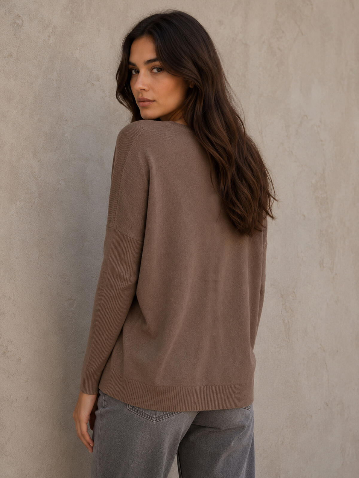 Sweter z ozdobnym akcentem