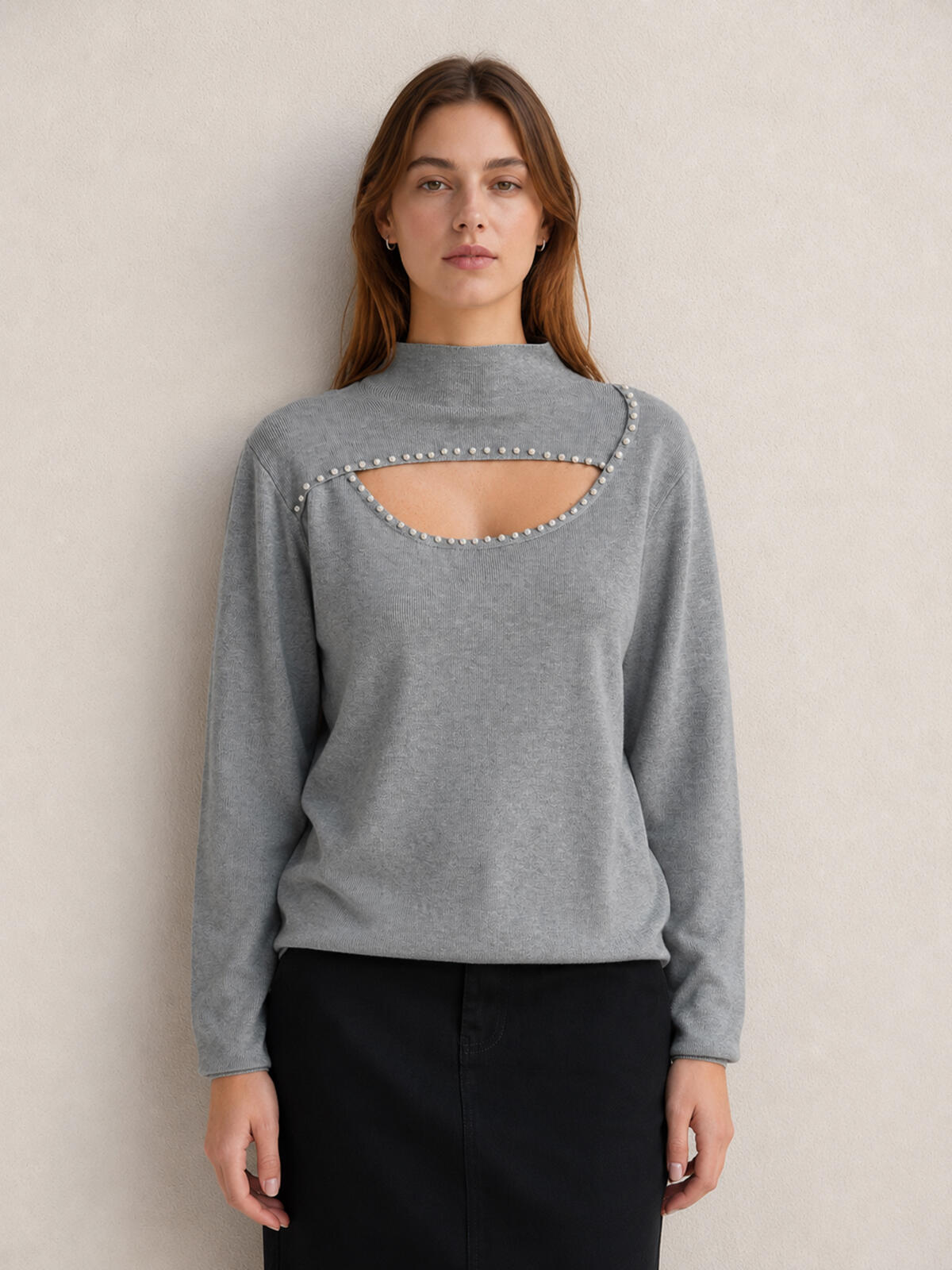 Sweter z ozdobnym dekoltem