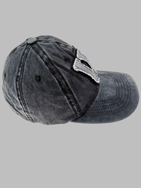 Czapka z daszkiem i naszywką