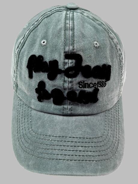 Czapka z daszkiem i haftowanym napisem