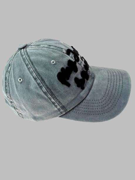 Czapka z daszkiem i haftowanym napisem