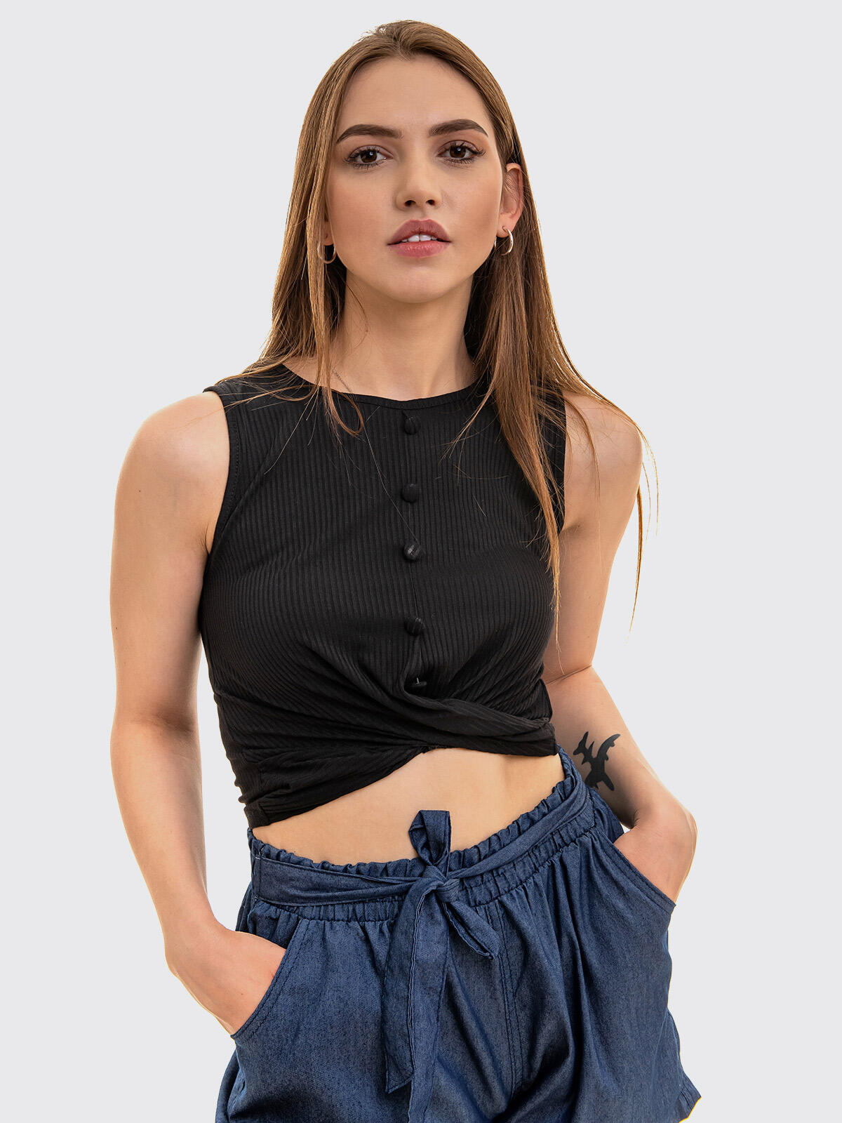 Krótki top z prążkowanej dzianiny