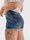 Jeansowe szorty z nadrukiem i przetarciami