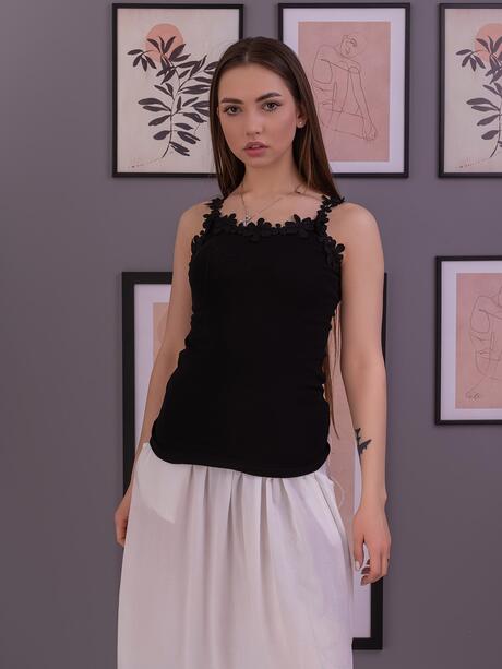 Top z ozdobnymi ramiączkami