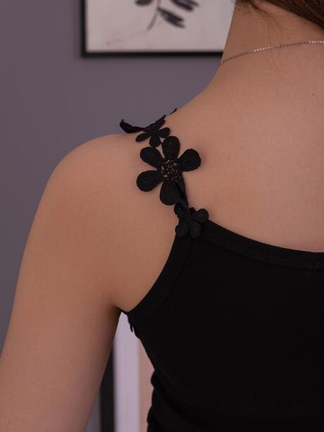 Top z ozdobnymi ramiączkami