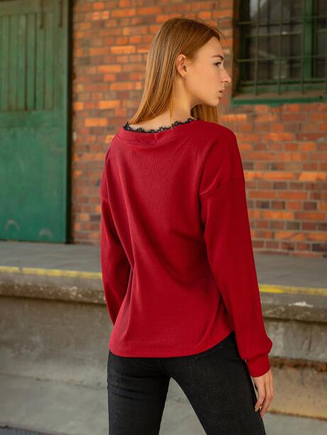 Bluzka z ozdobną koronką