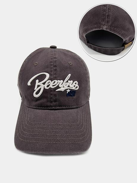 Czapka z daszkiem z haftem