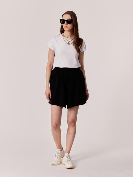 Czarne zwiewne szorty