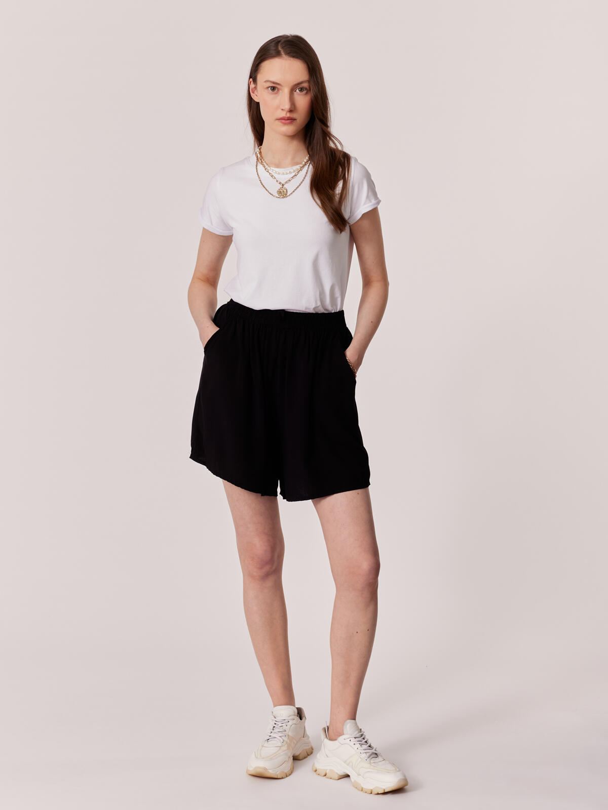 Czarne zwiewne szorty