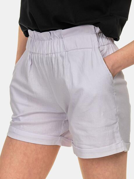 Białe szorty materiałowe