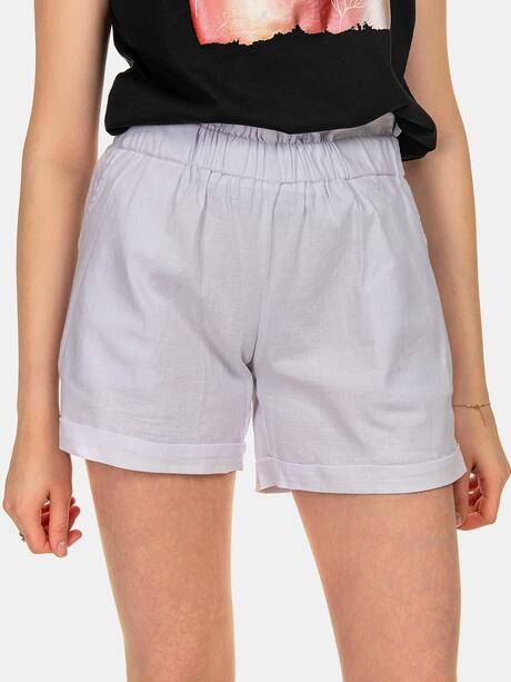 Białe szorty materiałowe