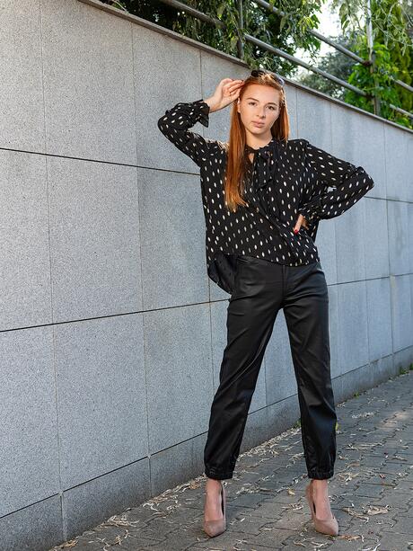 Bluzka z błyszczącym wzorem