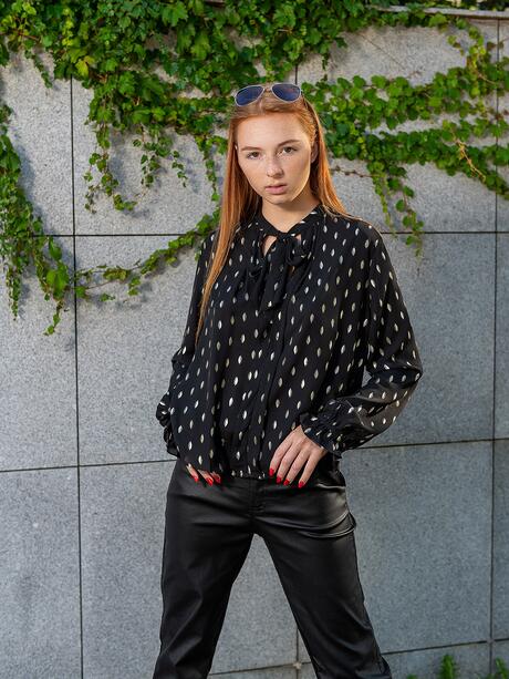 Bluzka z błyszczącym wzorem