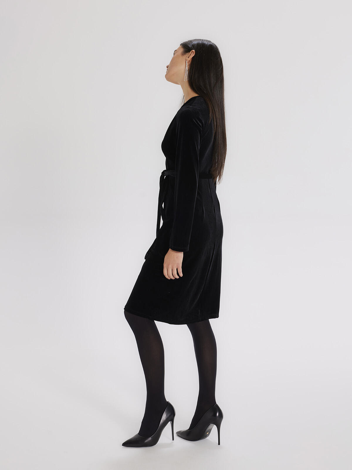 Welurowa sukienka z wiązaniem