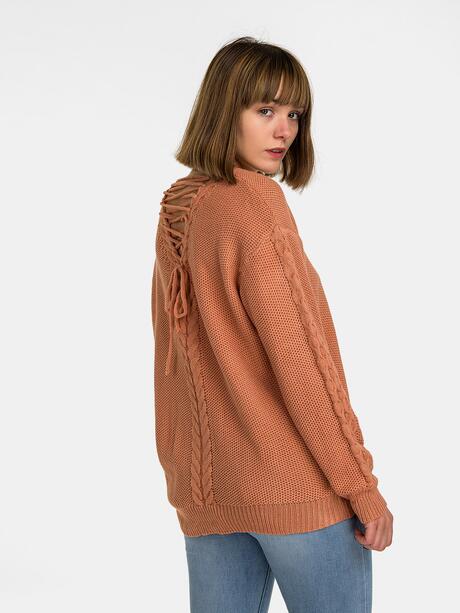 Sweter z ozdobnymi plecami