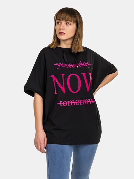 Bluzka z napisem i wiązaniem