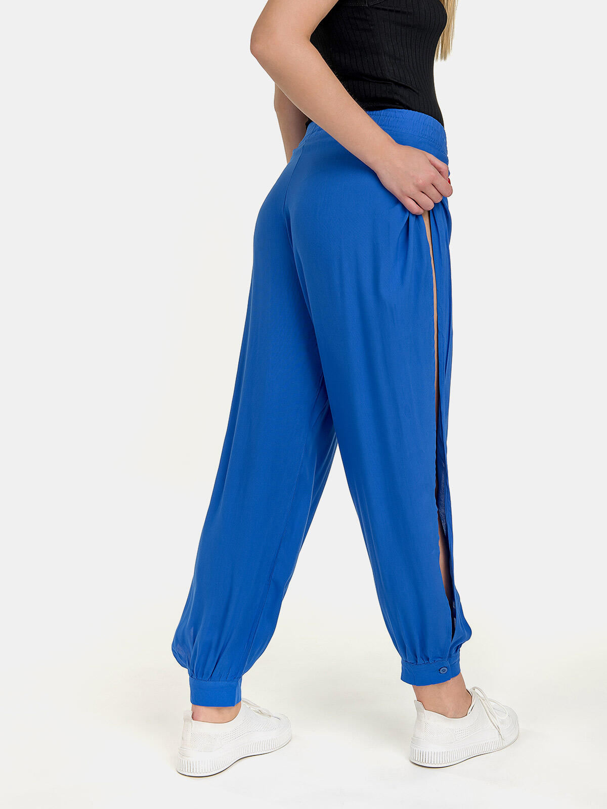 Spodnie materiałowe z rozcięciem