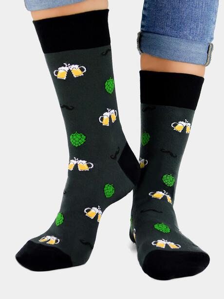 Skarpety bawełniane w kufle piwa