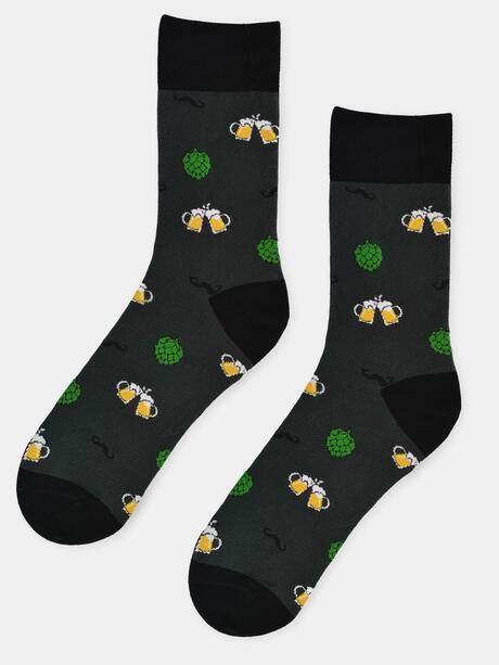 Skarpety bawełniane w kufle piwa