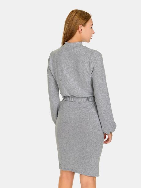 Dzianinowa sukienka z paskiem