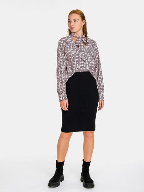 Wzorzysta bluzka z wiązaniem