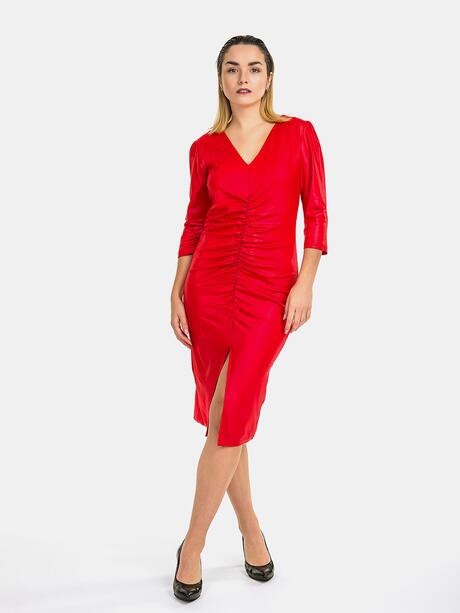 Czerwona sukienka z marszczeniem