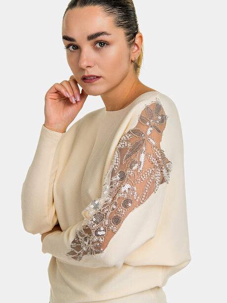 Sweter z ozdobnymi rękawami