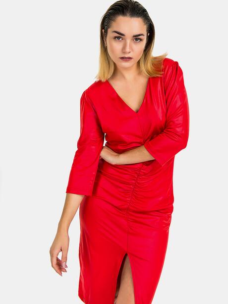Czerwona sukienka z marszczeniem