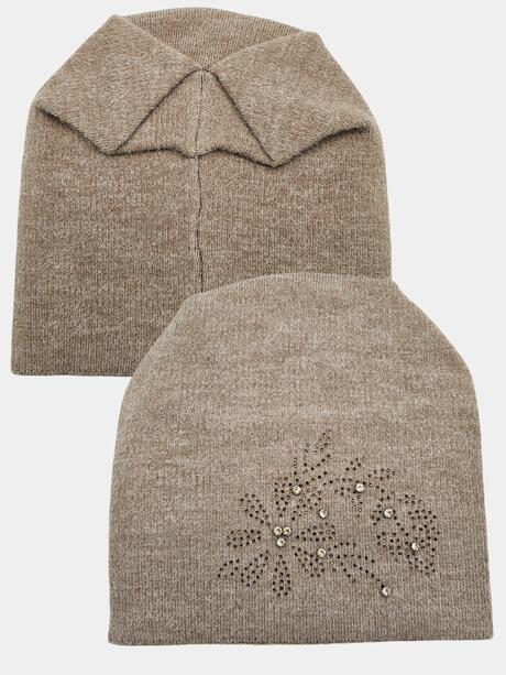 Czapka ze zdobieniami