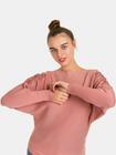 Różowy sweter z ozdobnymi rękawami