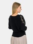 Sweter z ozdobnymi ramionami
