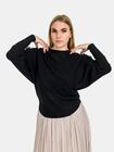 Sweter z ozdobnymi ramionami