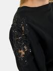 Sweter z ozdobnymi ramionami